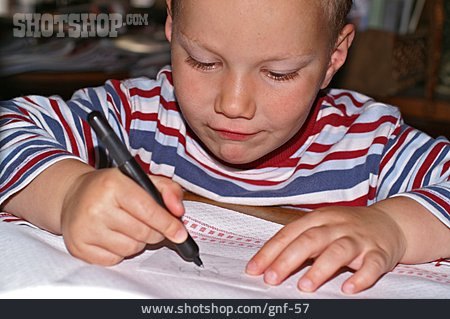 
                Junge, Schreiben, Zeichnen, Konzentration                   