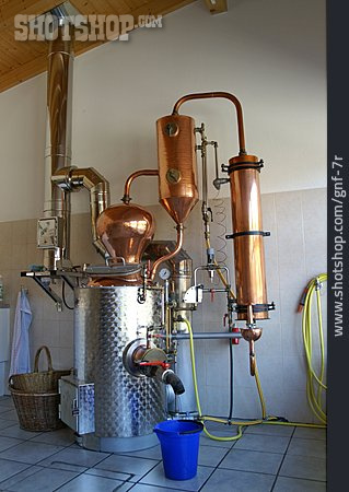 
                Destillation, Brennerei, Obstbrennerei                   
