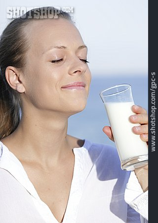 
                Junge Frau, Gesunde Ernährung, Trinken, Milch                   
