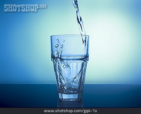 
                Wasser, Glas, Eingießen                   