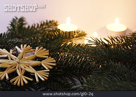 
                Tannenzweig, Weihnachtsdekoration, Strohstern                   