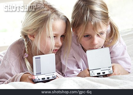 
                Kind, Mädchen, Computerspiel, Videospiel                   