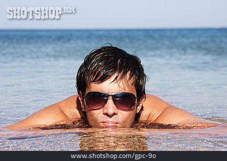 
                Junger Mann, Erfrischung, Sonnenbrille, Abkühlung                   