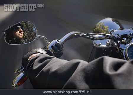 
                Rückspiegel, Motorradfahrer, Motorradfahren                   