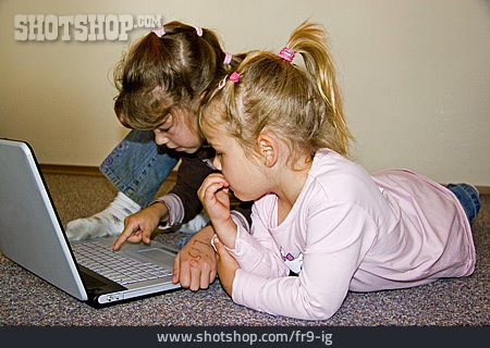 
                Mädchen, Tippen, Laptop                   