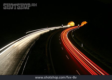 
                Nacht, Autobahn, Leuchtspur                   