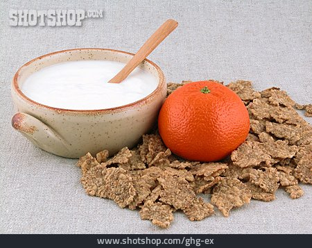
                Joghurt, Kornflakes                   