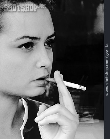 
                Junge Frau, Frau, Zigarette, Rauchen                   