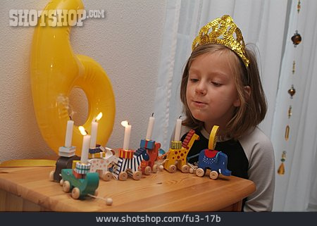 
                Kerze, Auspusten, Geburtstagskind                   