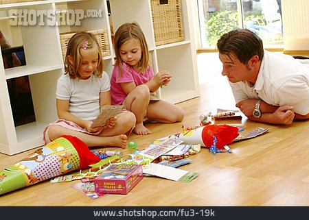 
                Vater, Neugier & Erwartung, 2 Kinder, Einschulung, Schultüte                   