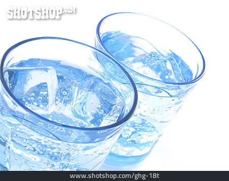 
                Glas, Eiswürfel, Mineralwasser                   