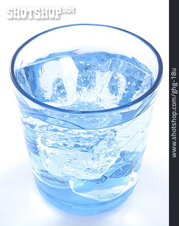 
                Wasser, Glas, Eiswürfel, Mineralwasser                   