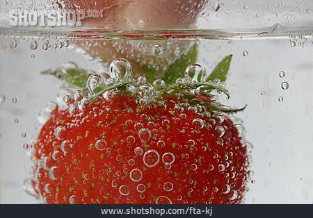 
                Wasser, Erdbeere, Luftblasen                   
