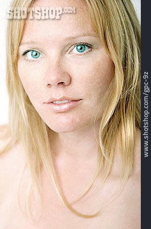 
                Junge Frau, Sommersprossen, Blaue Augen, Porträt                   