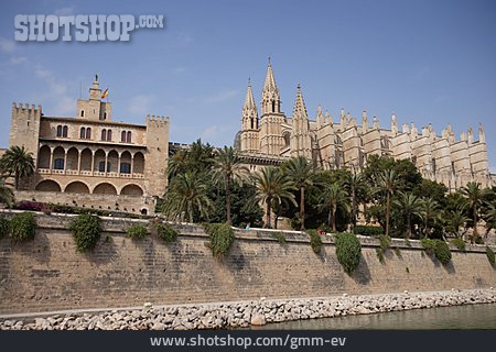
                Palma De Mallorca, Kathedrale La Seu, Königspalast Almudaina                   