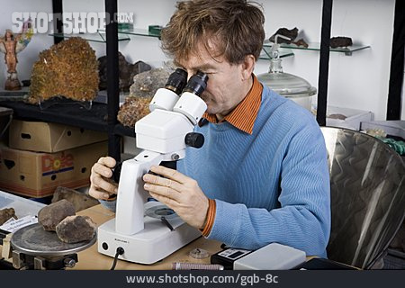 
                Mann, Mikroskop                   