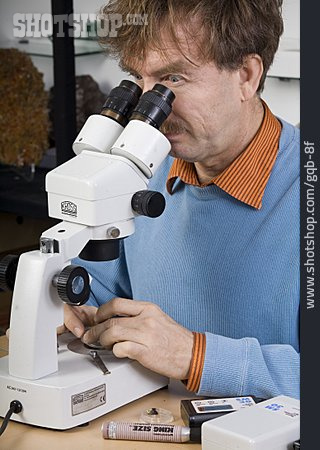 
                Mann, Mikroskop                   
