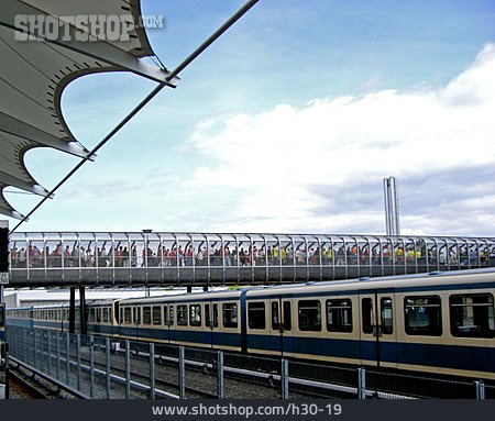 
                Brücke, Zug, Bahnhof                   