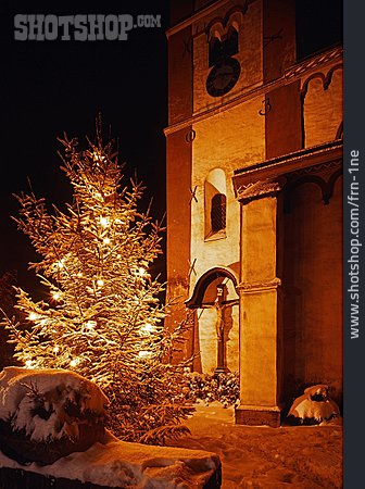 
                Kirche, Weihnachtsbaum                   