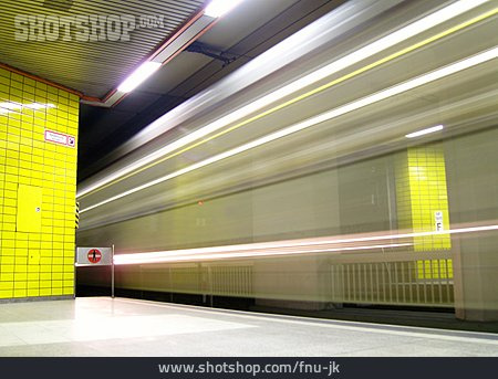 
                Bewegung & Geschwindigkeit, Bahnsteig, U-bahnhof                   