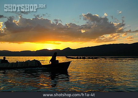 
                Sonnenuntergang, Fischer, Fischerboot, Burma                   