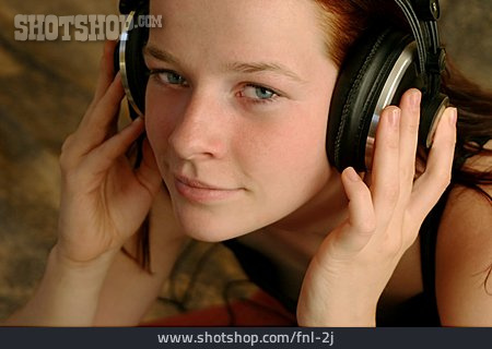 
                Junge Frau, Musik, Hören, Kopfhörer                   