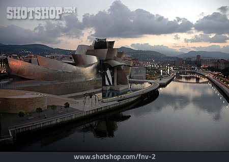 
                Moderne Baukunst, Bilbao, Museum Guggenheim                   