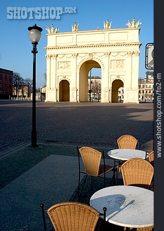 
                Potsdam, Brandenburger Tor, Straßencafé                   