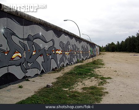 
                Grenze, Berliner Mauer, Niemansland, Grenzstreifen, Todesstreifen                   