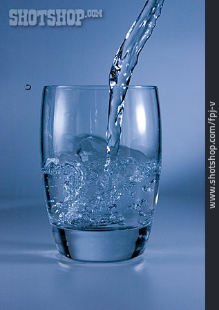 
                Glas, Eingießen, Wasserglas                   