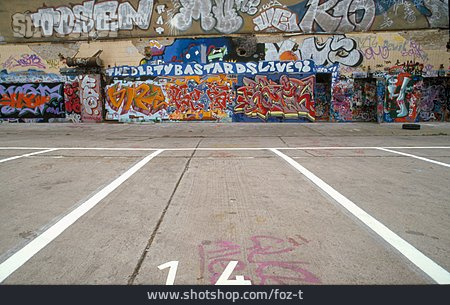 
                Parkplatz, Graffiti, Jugendkultur                   