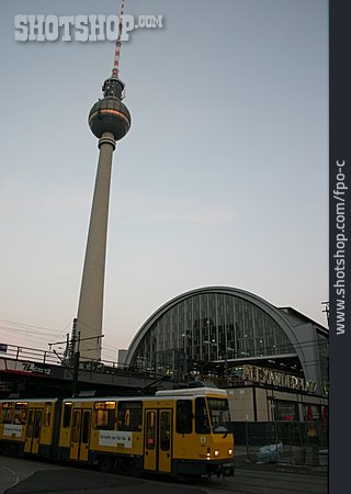 
                Fernsehturm, Alexanderplatz, Straßenbahn                   