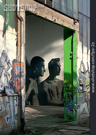 
                Eingang, Graffiti                   