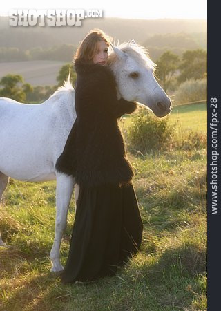 
                Junge Frau, Romantik, Pferd                   