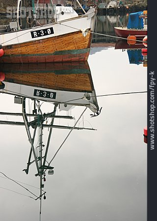 
                Spiegelung, Boot, Fischerboot, Norwegen                   