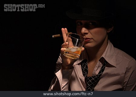 
                Frau, Drink, Zigarre, 20er Jahre                   