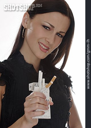 
                Junge Frau, Zigarettenschachtel, Entzug                   