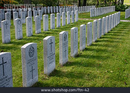
                In Einer Reihe, Grabstein, Militärfriedhof                   