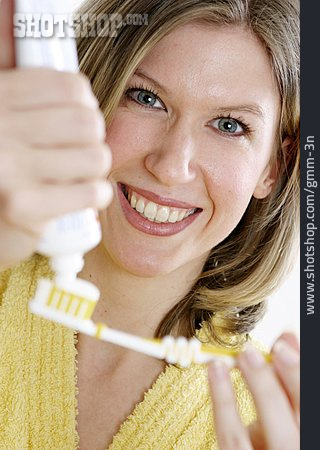 
                Frau, Zähne Putzen, Zahnpflege                   