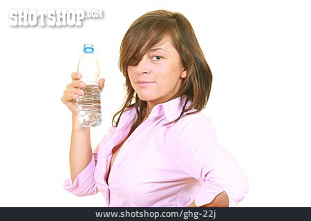 
                Junge Frau, Frau, Mineralwasser, Plastikflasche                   