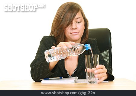 
                Geschäftsfrau, Pause & Auszeit, Durst, Eingießen, Mineralwasser                   