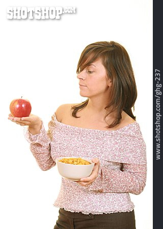 
                Junge Frau, Frau, Gesunde Ernährung, Apfel, Cornflakes                   