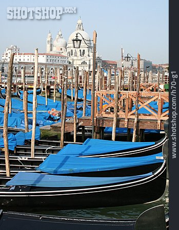 
                Boot, Venedig, Markusdom                   
