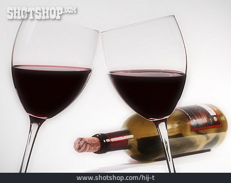 
                Rotwein, Rotweinglas, Anstoßen                   