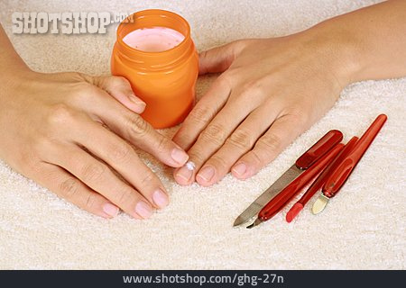 
                Hand, Hautpflege, Eincremen, Maniküre                   