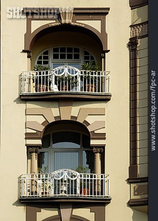 
                Wohnhaus, Fassade, Balkon                   