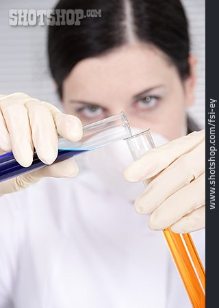 
                Chemikalie, Reagenzglas, Wissenschaftlerin                   