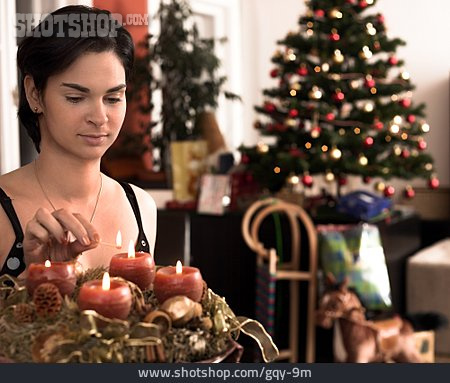 
                Frau, Weihnachten, Anzünden, Kerzen                   