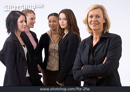 
                Geschäftsfrau, Team, Angestellte, Vorgesetzte                   