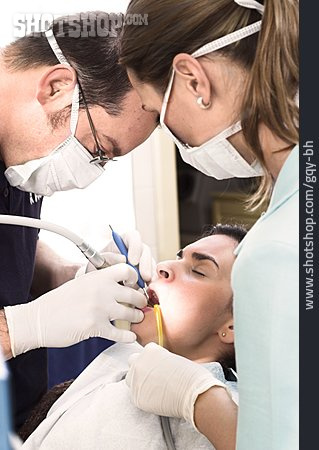 
                Zahnarzt, Patient, Behandlung, Mundschutz                   